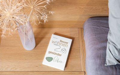 Besser wohnen – gesünder leben | Das einzige Buch, das du übers Wohnen lesen solltestWie du wohnst, wirkt. Auf dein Wohlbefinden, deinen Schlaf, deine Beziehungen und auf deine Finanzen. In meinem Buch „Besser wohnen – gesünder leben“ zeige ich dir, warum das richtige Wohnumfeld essenziell für unsere körperliche, geistige und seelische Gesundheit ist und wie du besser wohnen kannst – auch ohne umzuziehen.